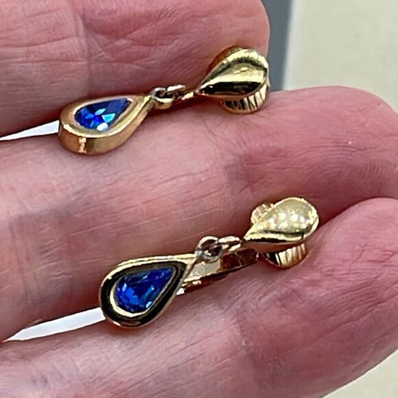 Two pair vintage Avon clip earrings. One silver and one gold colored - Picture 5 of 8